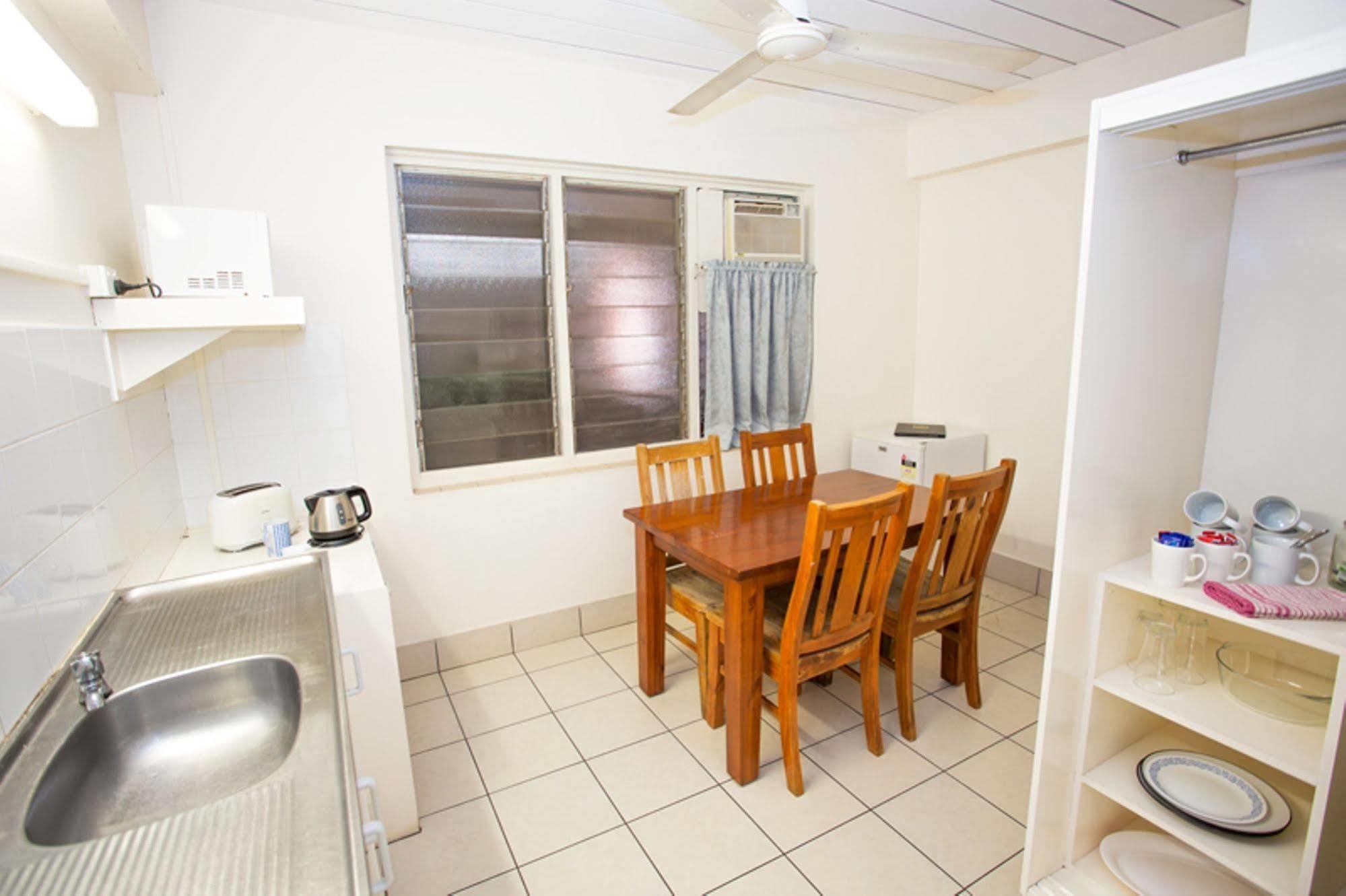 Motel Hiway 3*