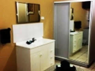 Hiway Motel 3*